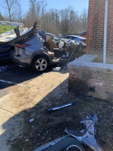 Elderly Patient Transported to Trauma Center After Striking Parked Cars and Building in La Plata