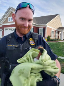 La Plata Police Officers Rescue Injured Bird in Hawthorne Green Community